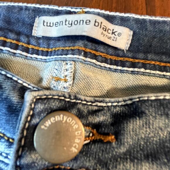 twentyone Black by rue 21 cut-off blue jeans - Picture 4 of 10